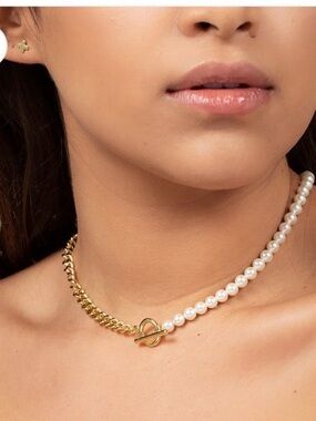 Uncommon James Gold and White Pearl Toggle Choker